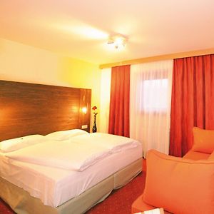 Zimmer mit Kingsize-Bett